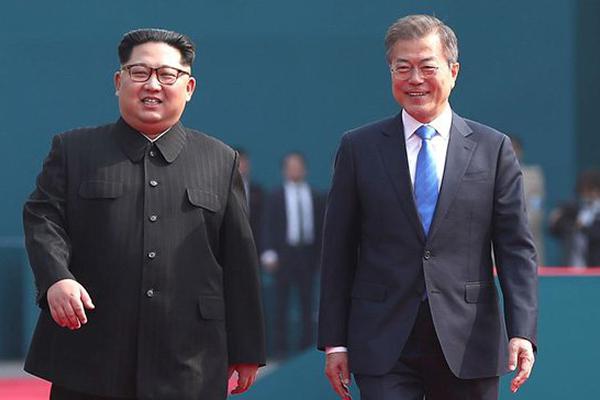 生成200條英文新聞句子,不需要生成文檔別分類,不要標點